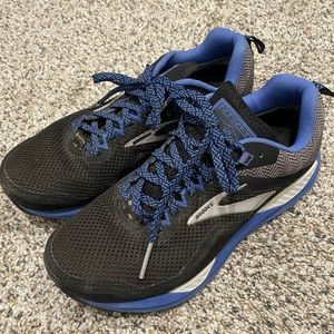Brooks cascades shoes, womens size 7. Black with blue and silver details.